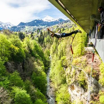 Saut à l'élastique à Saint-Gervais face au Mont-Blanc — saut à l'élastique à Saint-Gervais-les-Bains