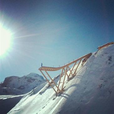 Saut à l'élastique depuis un tremplin à Tignes (hiver) — saut à l'élastique à Tignes
