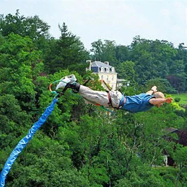 Saut à l'élastique près de Châteauroux — saut à l'élastique à Cluis